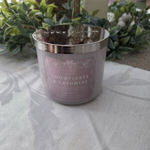 White Barn Snowflakes & Cashmere Candle with Silver Lid